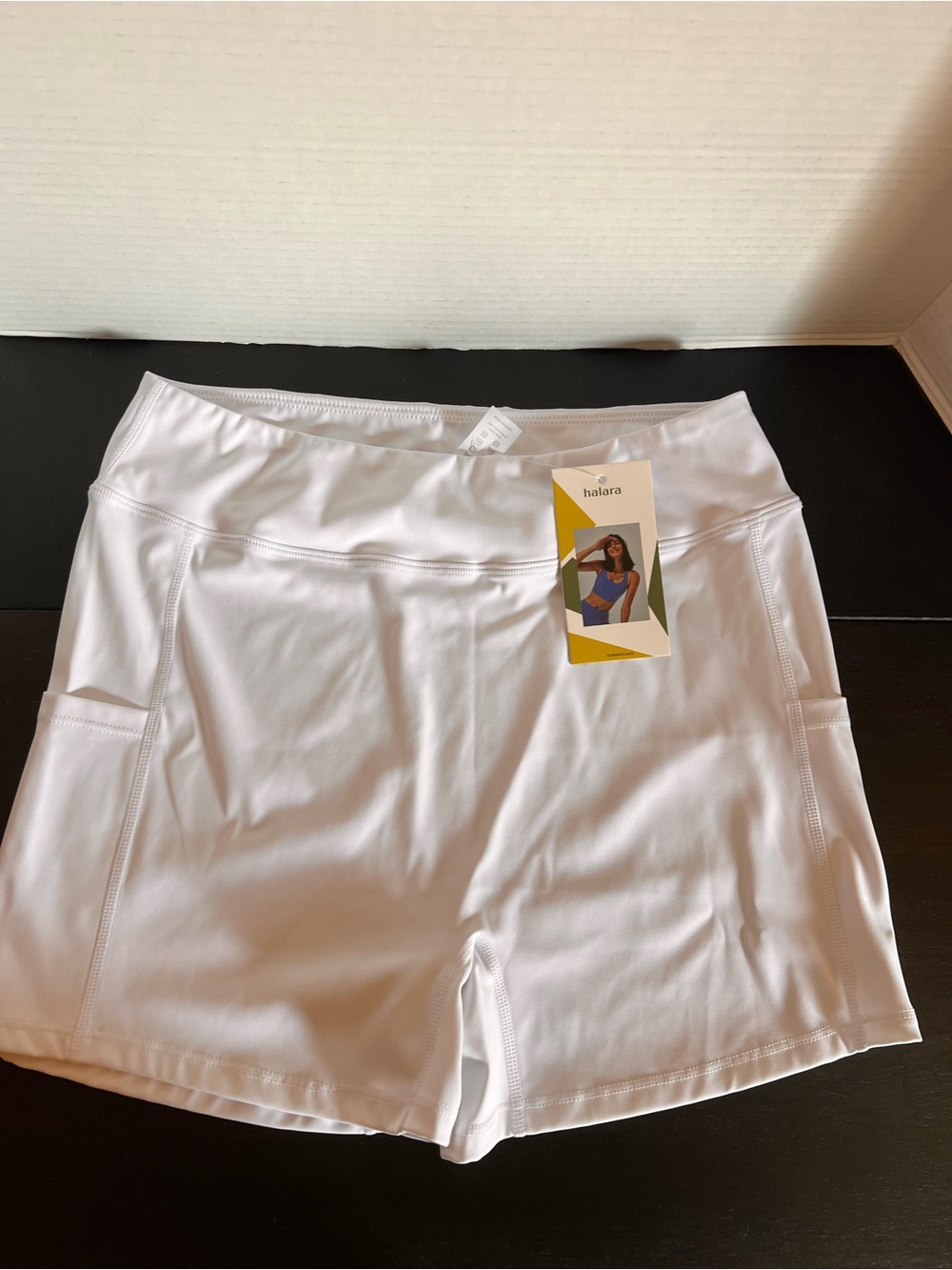 halara White Wa Short Women’s Athletic Shorts with Side Pockets M
